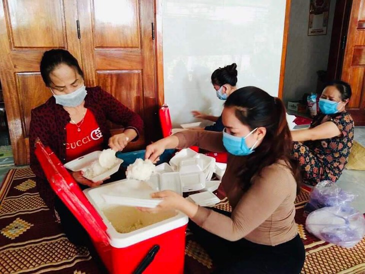 Những đội "shipper xanh" hằng ngày đi chợ giúp người dân - Ảnh 4.