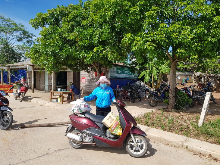 Những đội "shipper xanh" hằng ngày đi chợ giúp người dân - Ảnh 1.