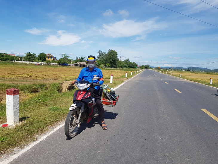 Những đội "shipper xanh" hằng ngày đi chợ giúp người dân - Ảnh 2.
