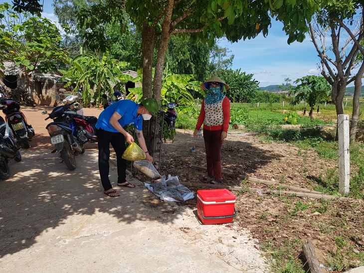 Những đội "shipper xanh" hằng ngày đi chợ giúp người dân - Ảnh 5.