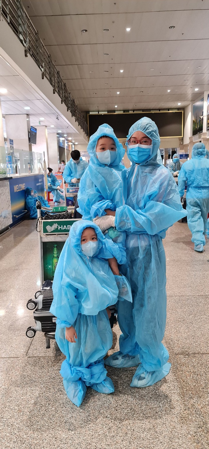 Nhiều em bé “mắc kẹt” tại miền Nam được Bắc Giang đón về bằng máy bay - Ảnh 12.