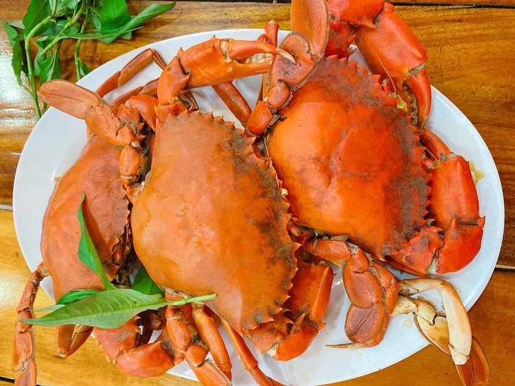 Giá cua Cà Mau đang rẻ thời điểm này, chỉ 395 nghìn/kg bán ở chợ mạng cho bà nội trợ mua về - Ảnh 6.