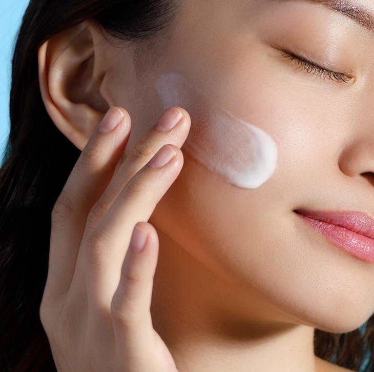 Các bác sĩ chuyên khoa da liễu luôn nói về việc dùng mỹ phẩm chống nắng hàng ngày để chống ung thư da, nhưng dùng SPF là hiệu quả nhất trong việc chống lão hóa da.