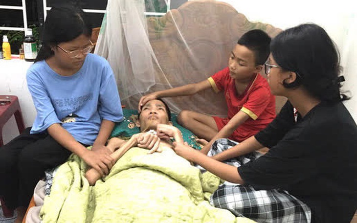 Bố sống cảnh thực vật, 3 con thơ nheo nhóc nguy cơ phải nghỉ học