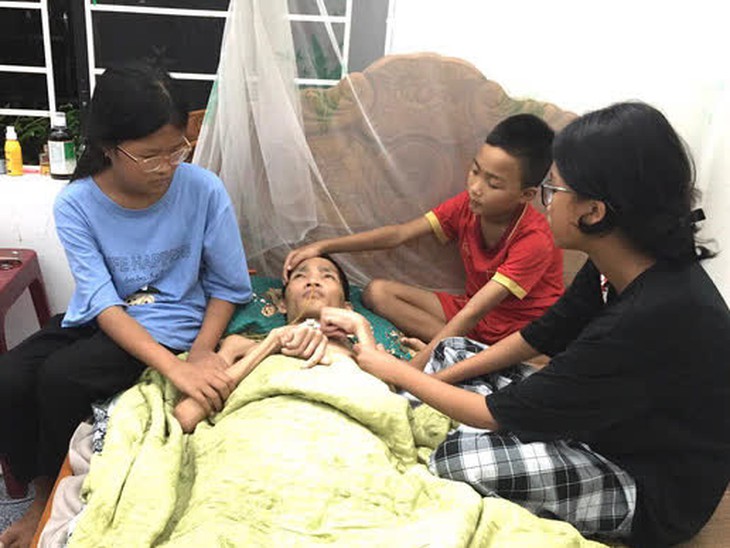 Bố sống cảnh thực vật, 3 con thơ nheo nhóc nguy cơ phải nghỉ học - Ảnh 4.