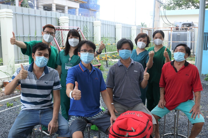 Thêm “13 tờ giấy hạnh phúc” ở Trung tâm hồi sức người bệnh COVID-19 BV Bạch Mai tại TP.HCM. - Ảnh 3. Thêm “13 tờ giấy hạnh phúc” ở Trung tâm hồi sức người bệnh COVID-19 BV Bạch Mai tại TP.HCM. - Ảnh 3.