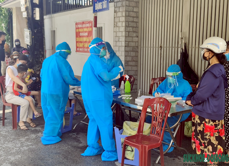 TP Vinh, Nghệ An thần tốc lấy mẫu xét nghiệm diện rộng bóc tách F0 - Ảnh 2.