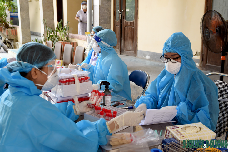 TP Vinh, Nghệ An gấp rút lấy mẫu xét nghiệm diện rộng bóc tách F0 - Ảnh 4.