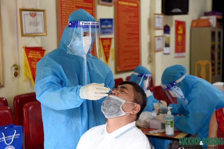 TP Vinh, Nghệ An gấp rút lấy mẫu xét nghiệm diện rộng bóc tách F0 - Ảnh 7.