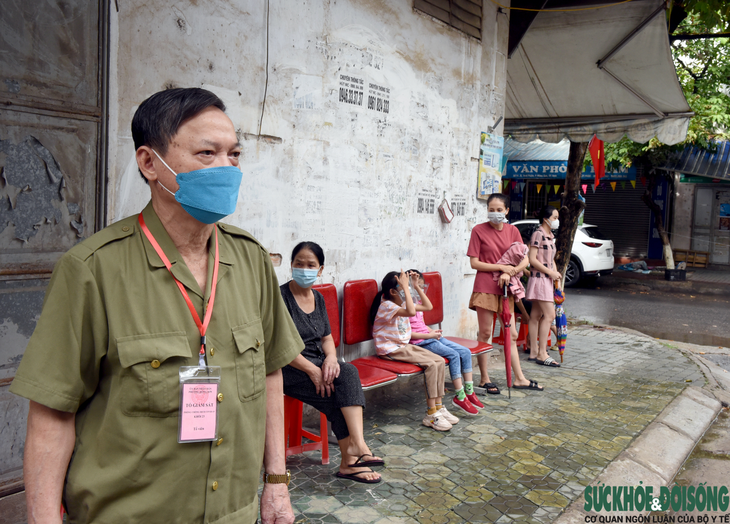 TP Vinh, Nghệ An gấp rút lấy mẫu xét nghiệm diện rộng bóc tách F0 - Ảnh 8.