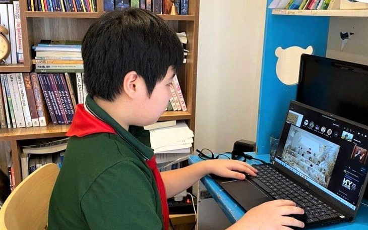 Phụ huynh và học sinh nháo nhác vì... học online