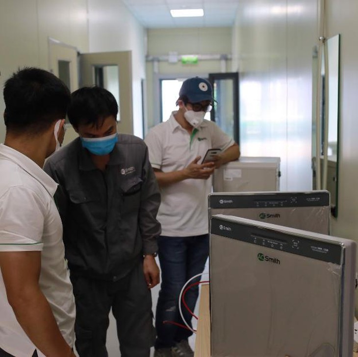 Gấp rút hoàn thiện hệ thống máy lọc nước uống trực tiếp tại bệnh viện dã chiến Hà Nội - Ảnh 4. Gấp rút hoàn thiện hệ thống máy lọc nước uống trực tiếp tại bệnh viện dã chiến Hà Nội - Ảnh 4.