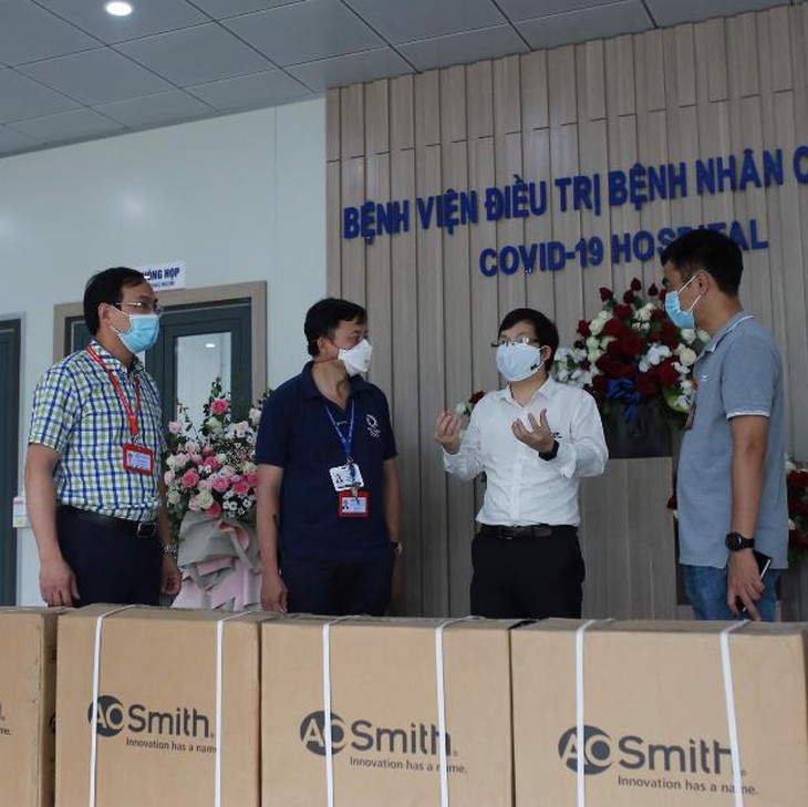 Gấp rút hoàn thiện hệ thống máy lọc nước uống trực tiếp tại bệnh viện dã chiến Hà Nội - Ảnh 3. Gấp rút hoàn thiện hệ thống máy lọc nước uống trực tiếp tại bệnh viện dã chiến Hà Nội - Ảnh 3.