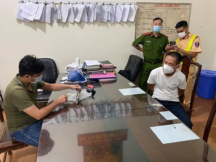Kiểm soát giấy đi đường phát hiện đối tượng tàng trữ súng - Ảnh 3.