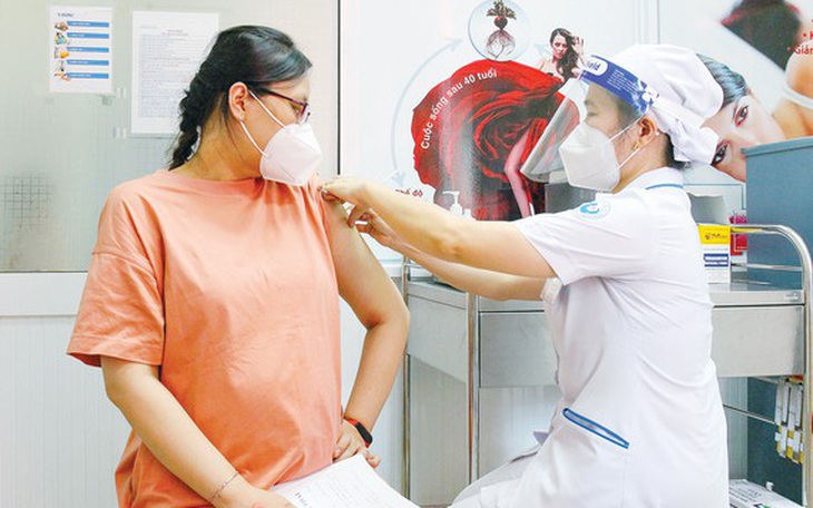 Tiêm vaccine COVID-19 xong bị sốt mới biết có thai, phải làm sao?