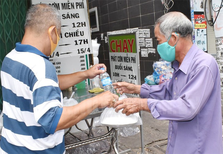 Ảnh hưởng của đại dịch COVID-19 đối với người cao tuổi - Ảnh 4. Ảnh hưởng của đại dịch COVID-19 đối với người cao tuổi - Ảnh 4.