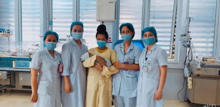 Trẻ sinh non bị teo ruột bẩm sinh, suy hô hấp được cứu sống thành công sau 50 ngày điều trị - Ảnh 1.