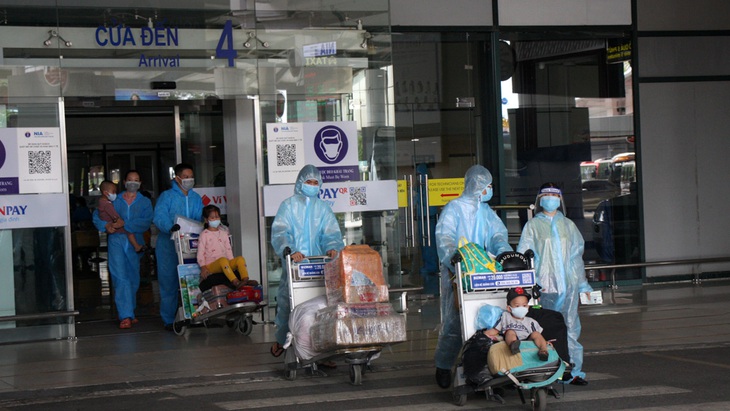Tiếp tục phát sinh ca dương tính trên các chuyến bay đón công dân Bắc Giang hồi hương - Ảnh 2.