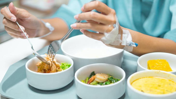 Dinh dưỡng cho người mắc COVID-19 theo khuyến cáo từ chuyên gia - Ảnh 2.