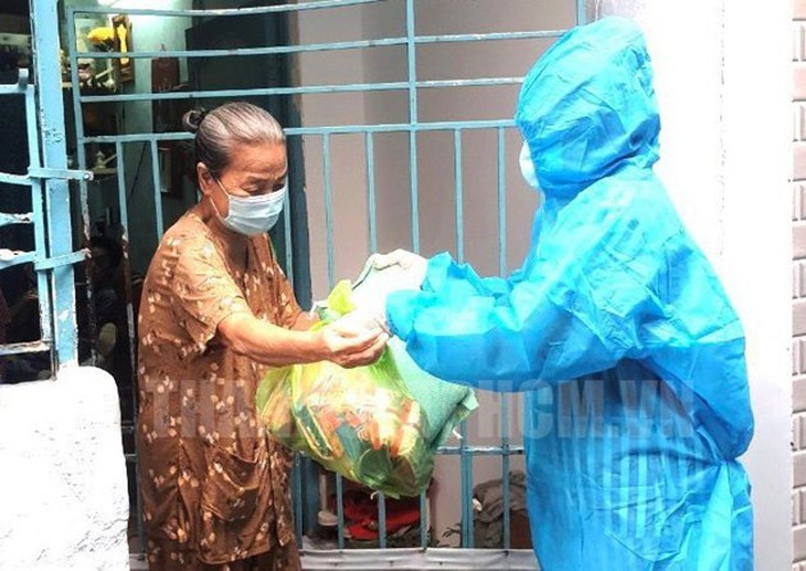Thủ tướng yêu cầu TP. HCM chuẩn bị hàng hóa, cấp phát thuốc để F0 điều trị tại nhà - Ảnh 2.