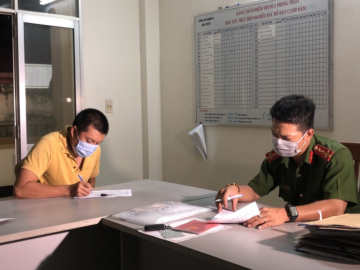 Công an làm việc với Trương Mạnh Thảo để điều tra làm rõ về hành vi "sắp xếp" tiêm vaccine không đúng đối tượng.