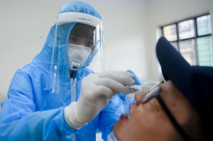 Khả năng lây virus của trường hợp tái nhiễm COVID-19 đầu tiên ở Hà Nội ra sao? - Ảnh 2.