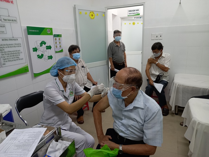 Tức tốc bao phủ vaccine, chăm sóc tốt F0 từ phường, quận ở TP.HCM - Ảnh 2. Tức tốc bao phủ vaccine, chăm sóc tốt F0 từ phường, quận ở TP.HCM - Ảnh 2.