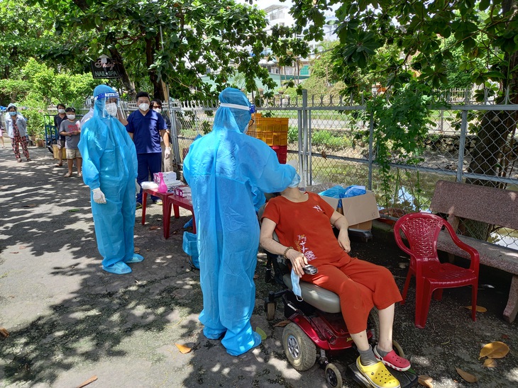 Tức tốc bao phủ vaccine, chăm sóc tốt F0 từ phường, quận ở TP.HCM - Ảnh 4. Tức tốc bao phủ vaccine, chăm sóc tốt F0 từ phường, quận ở TP.HCM - Ảnh 4.