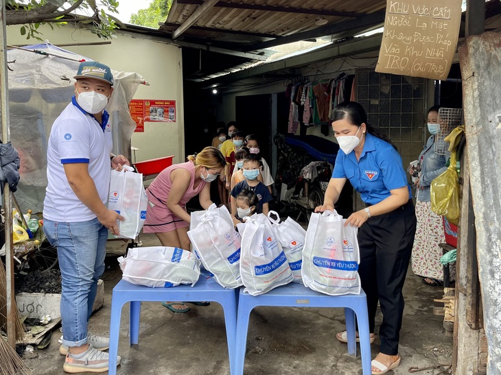 Vầng trăng rằm vẫn luôn tươi đẹp trong tâm hồn trẻ thơ giữa đại dịch - Ảnh 2.