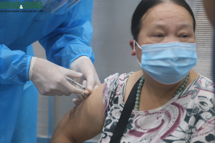Hà Nội tranh thủ "thời gian vàng" để thần tốc xét nghiệm, tăng tốc tiêm vaccine trước 15/9 - Ảnh 3. Hà Nội tranh thủ "thời gian vàng" để thần tốc xét nghiệm, tăng tốc tiêm vaccine trước 15/9 - Ảnh 3.