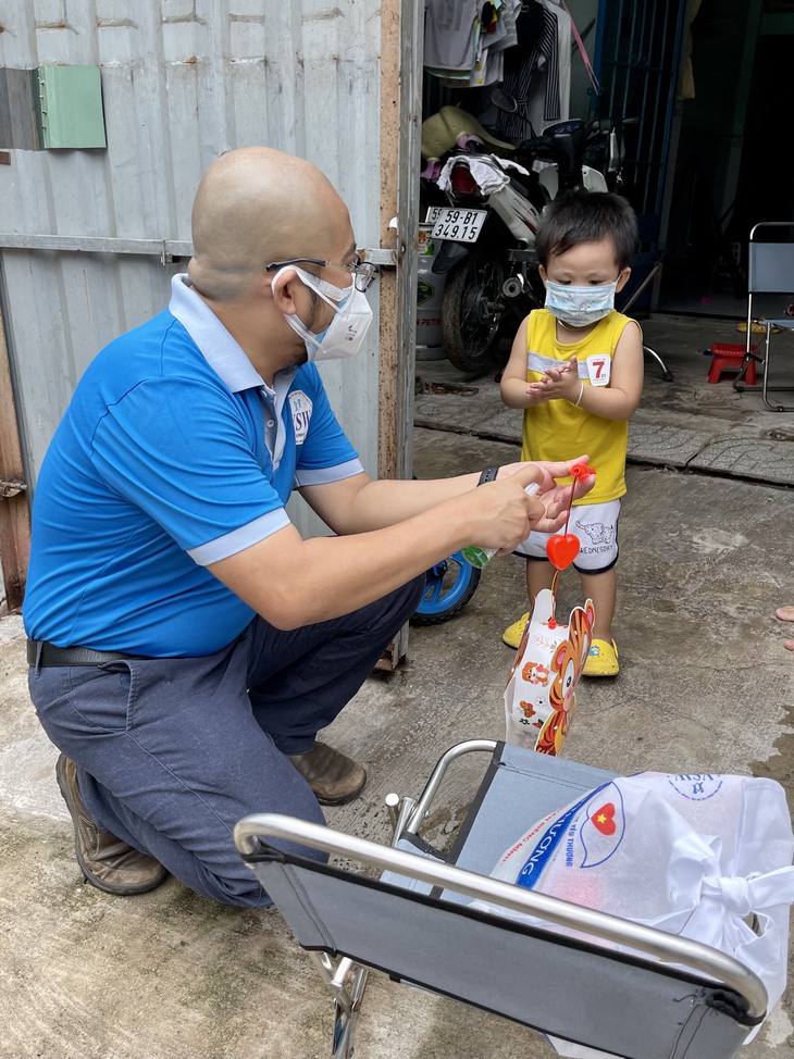 Vầng trăng rằm vẫn luôn tươi đẹp trong tâm hồn trẻ thơ giữa đại dịch - Ảnh 4.