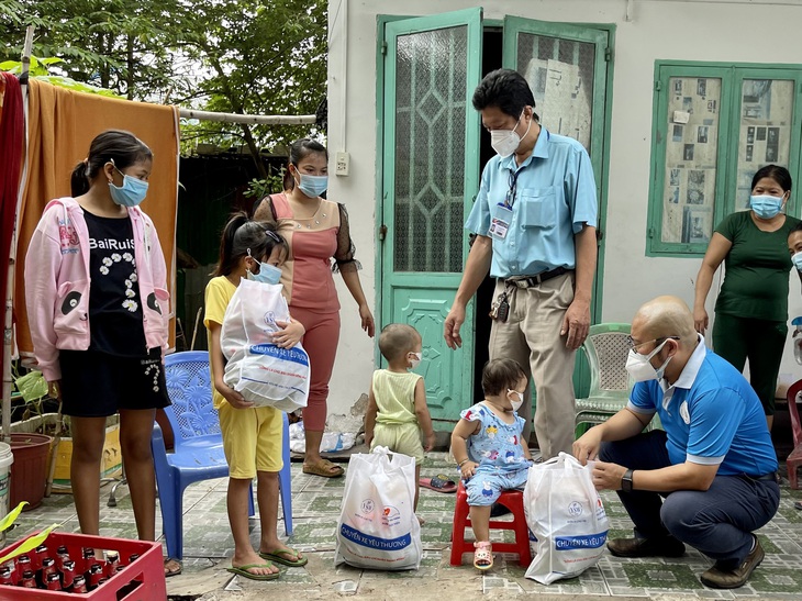 Vầng trăng rằm vẫn luôn tươi đẹp trong tâm hồn trẻ thơ giữa đại dịch - Ảnh 1.