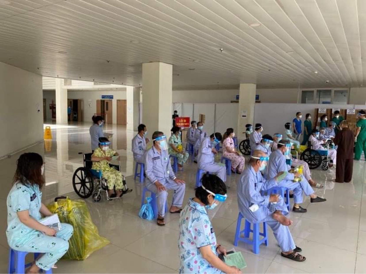 Các bệnh nhân được xuất viện tại Bệnh viện Hồi sức COVID-19 TPHCM. Ảnh: Lê Minh Hiển