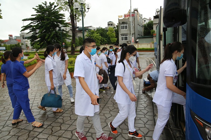 Hàng nghìn nhân viên y tế 11 tỉnh, thành phố gấp rút chi viện để xét nghiệm, tiêm vaccine cho Thủ đô - Ảnh 4. Hàng nghìn nhân viên y tế 11 tỉnh, thành phố gấp rút chi viện để xét nghiệm, tiêm vaccine cho Thủ đô - Ảnh 4.