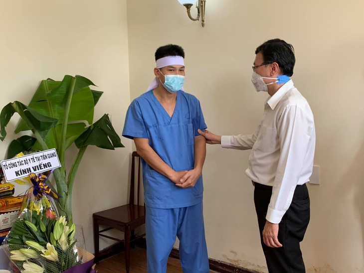TS Nguyễn Vũ Thượng, Tổ trưởng tổ công tác Bộ Y tế tại Tiền Giang cùng các thành viên trong đoàn đã đến kính viếng, chia buồn và động viên điều dưỡng Đoàn Viết Sử. TS Nguyễn Vũ Thượng, Tổ trưởng tổ công tác Bộ Y tế tại Tiền Giang cùng các thành viên trong đoàn đã đến kính viếng, chia buồn và động viên điều dưỡng Đoàn Viết Sử.