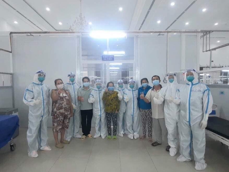 Các bệnh nhân được xuất viện tại Trung tâm Hồi sức tích cực người bệnh COVID-19 tại Long An. Ảnh: Minh Tâm
