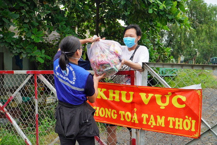 Đăng ký qua áp được nhận 300 túi an sinh ở tâm dịch TP.HCM - Ảnh 2. Đăng ký qua áp được nhận 300 túi an sinh ở tâm dịch TP.HCM - Ảnh 2.