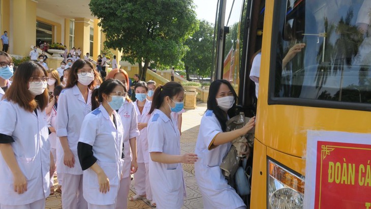 Hàng nghìn nhân viên Y tế 11 tỉnh, thành phố gấp rút chi viện để xét nghiệm, tiêm vaccine cho Thủ đô - Ảnh 4. Hàng nghìn nhân viên Y tế 11 tỉnh, thành phố gấp rút chi viện để xét nghiệm, tiêm vaccine cho Thủ đô - Ảnh 4.