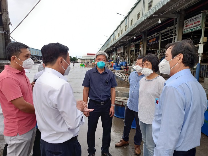 Mở lại hoạt động tập kết và trung chuyển, chợ lớn nhất TP.HCM phòng COVID-19 thế nào? - Ảnh 3. Mở lại hoạt động tập kết và trung chuyển, chợ lớn nhất TP.HCM phòng COVID-19 thế nào? - Ảnh 3.