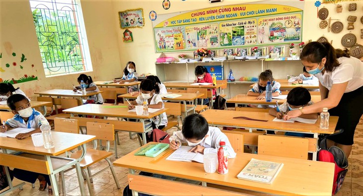 Gần 14.000 giáo viên, học sinh mắc COVID-19 cần được hỗ trợ tâm lý - Ảnh 2.