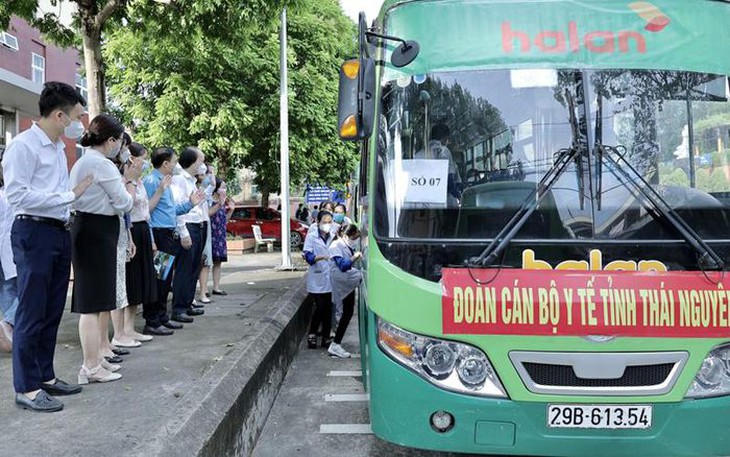 Hàng nghìn nhân viên Y tế 11 tỉnh, thành phố gấp rút chi viện để xét nghiệm, tiêm vaccine cho Thủ đô - Ảnh 5. Hàng nghìn nhân viên Y tế 11 tỉnh, thành phố gấp rút chi viện để xét nghiệm, tiêm vaccine cho Thủ đô - Ảnh 5.