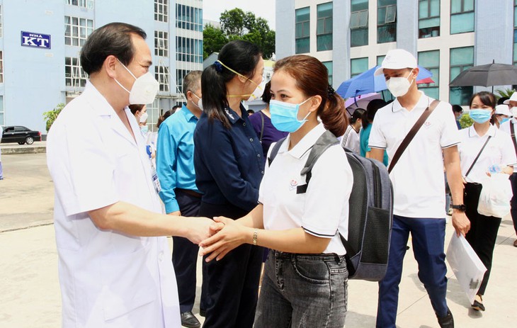 Lãnh đạo Bệnh viện tiễn đoàn lên đường vào TP.HCM tham gia chống dịch Lãnh đạo Bệnh viện tiễn đoàn lên đường vào TP.HCM tham gia chống dịch