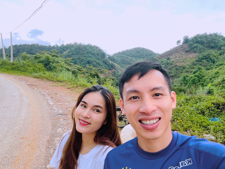 Bà xã tiền vệ Đỗ Hùng Dũng: Từ mối tình đầu đến làm "mẹ bỉm sữa" vẫn nét đằm thắm chuẩn gái Tuyên Quang - Ảnh 8.