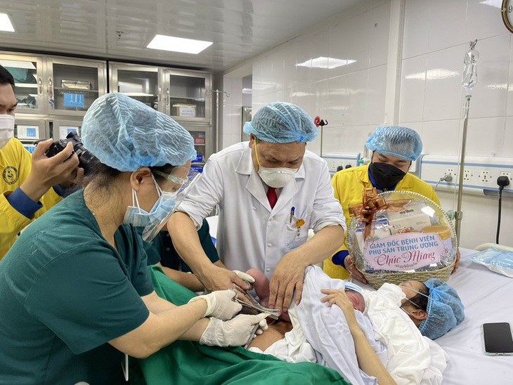 Ngắm nhìn những công dân nhí chào đời lúc 0h của năm 2022 - Ảnh 1.