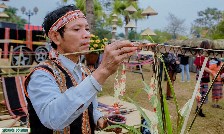 Đặc sắc nghi thức cúng vợt sợi bông của đồng bào dân tộc Ba Na  - Ảnh 1.