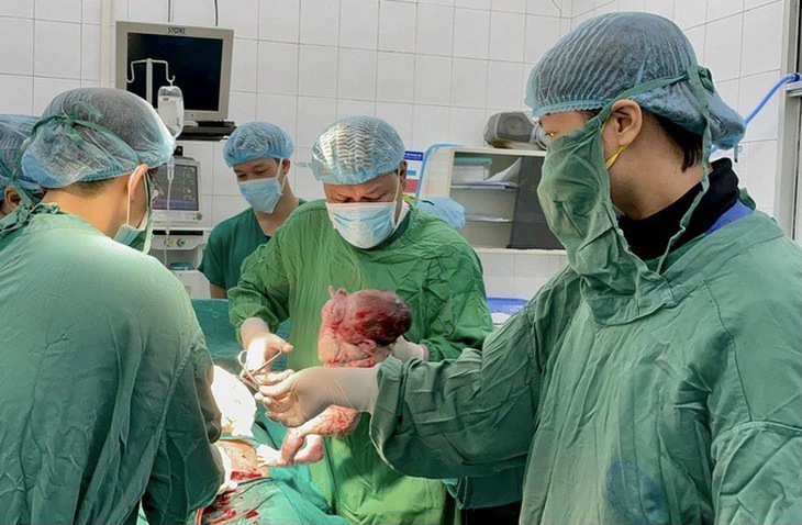 Hàng nghìn thầy thuốc của hệ đào tạo tinh hoa miệt mài cùng đồng nghiệp làm rạng danh y tế Việt Nam- Ảnh 1.