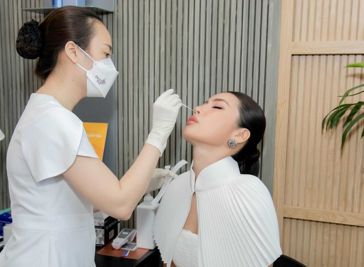 Siêu mẫu Minh Tú mắc COVID-19 dù cẩn thận test mỗi ngày - Ảnh 4.