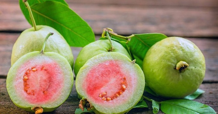 Ổi nhiều vitamin C gấp 4 lần cam, nhưng 4 nhóm người này cần hạn chế