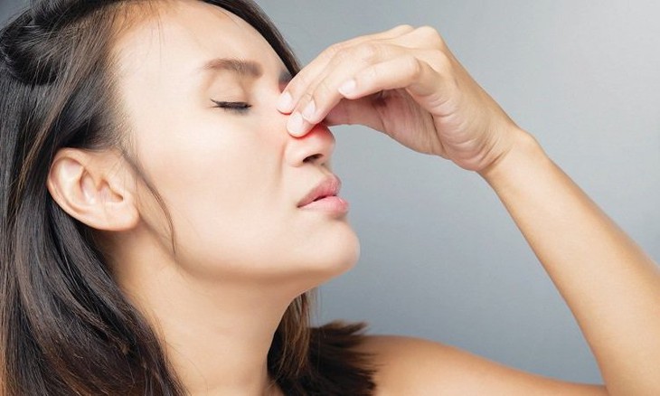 Chấn thương gãy xương mũi tuy không gây nguy hiểm đến tính mạng nhưng có thể để lại các biến chứng biến dạng về mặt thẩm mỹ và rối loạn chức năng sinh lý của mũi gây ngạt tắc mũi kéo dài.