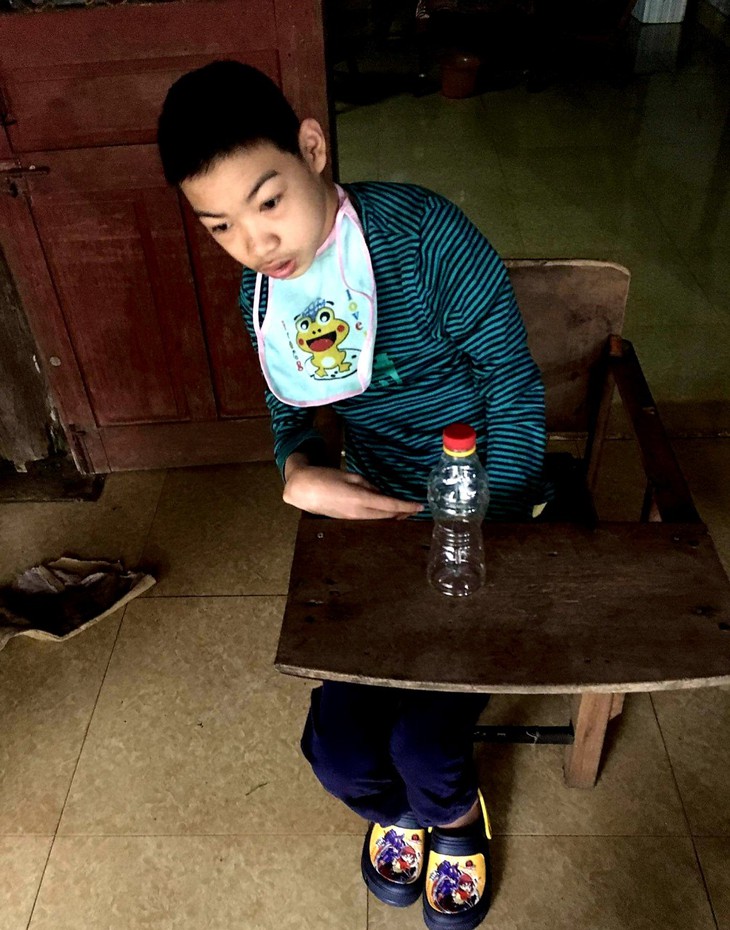 Chàng trai tật nguyền sống lay lắt cùng ông bà nội bệnh tật - Ảnh 2. Chàng trai tật nguyền sống lay lắt cùng ông bà nội bệnh tật - Ảnh 2.